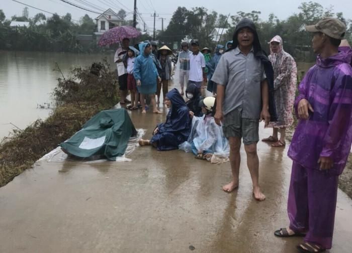 Cậu đón cháu đi học về, cả hai bị nước lũ cuốn trôi mất tích