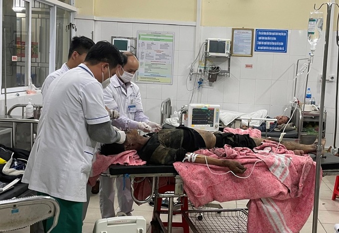 Cảnh sát giải cứu một nạn nhân mắc kẹt trong đám cháy ở Hải Phòng
