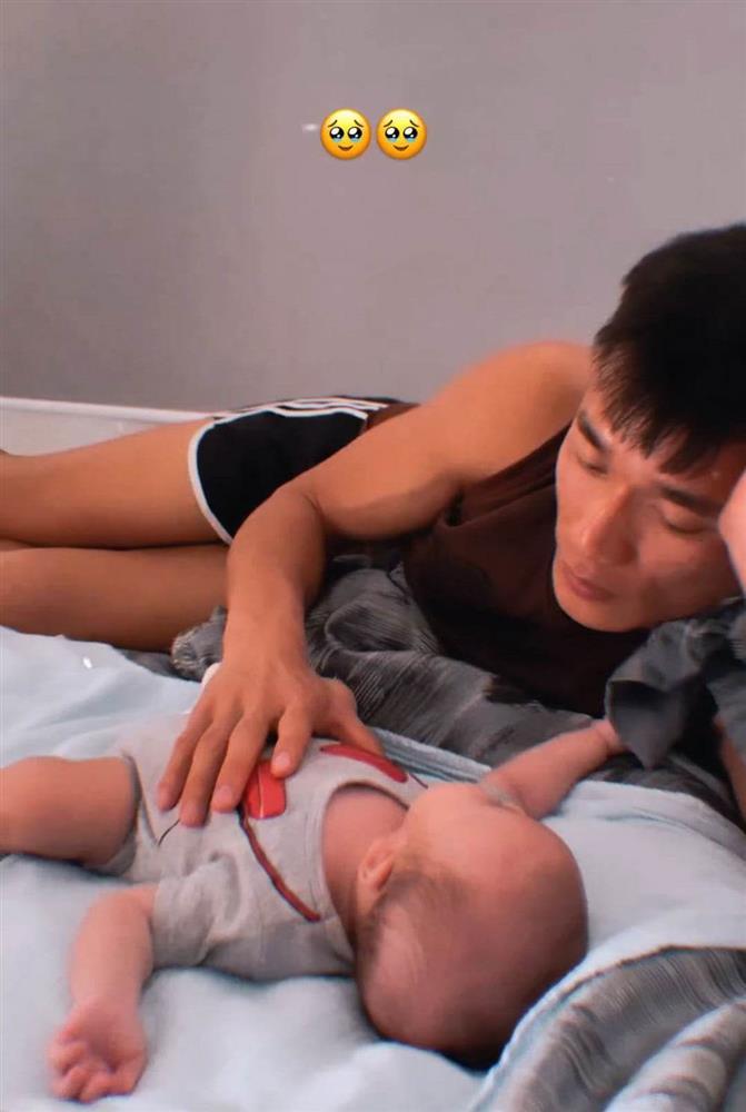 Bùi Tiến Dũng nửa đêm chăm con, cảnh bố bỉm sữa gây cười