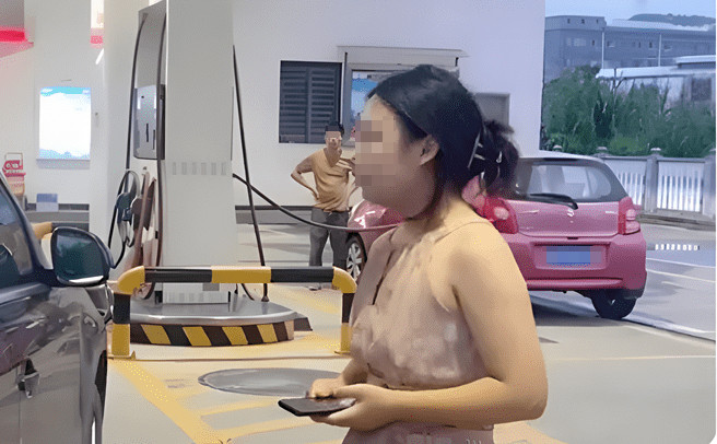 Đi hẹn hò, chàng trai bắt cô gái trả tiền đổ xăng gây tranh cãi 