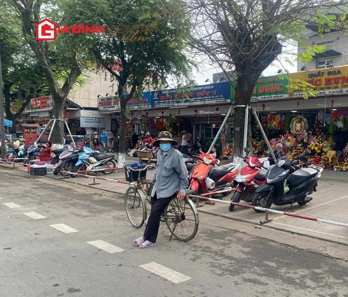 Cụ ông hơn 30 năm mưu sinh bằng nghề đạp xe chở hàng tại chợ Đông Ba