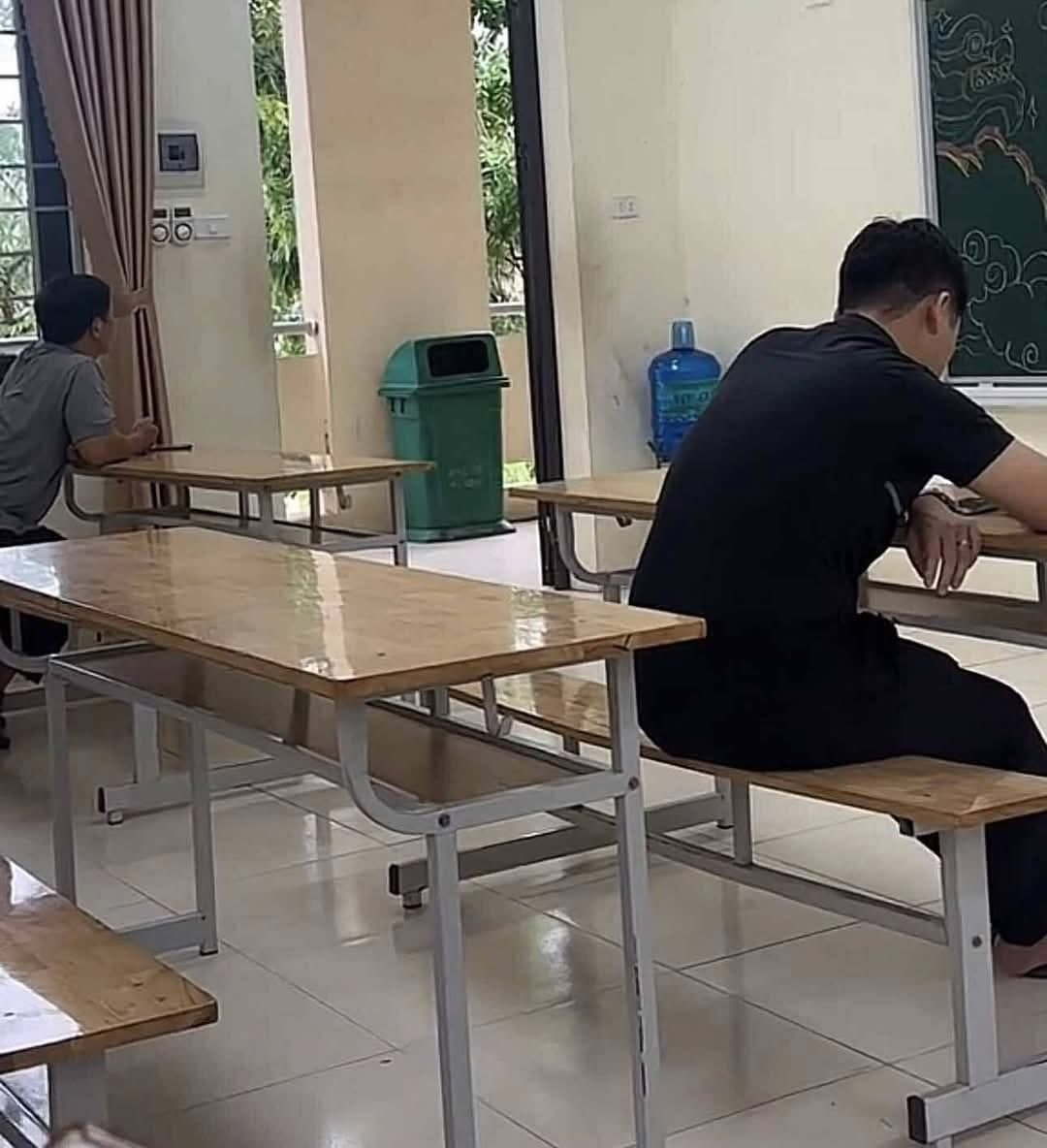 Có một kiểu đi họp phụ huynh rất tịnh tâm, cho đến khi nhận bảng điểm: Khoảnh khắc buông bỏ khiến ai cũng đồng cảm